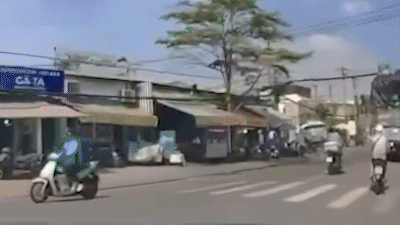 Xe tải chở hàng quá cao vướng dây điện làm rơi bao hàng trúng người đi đường