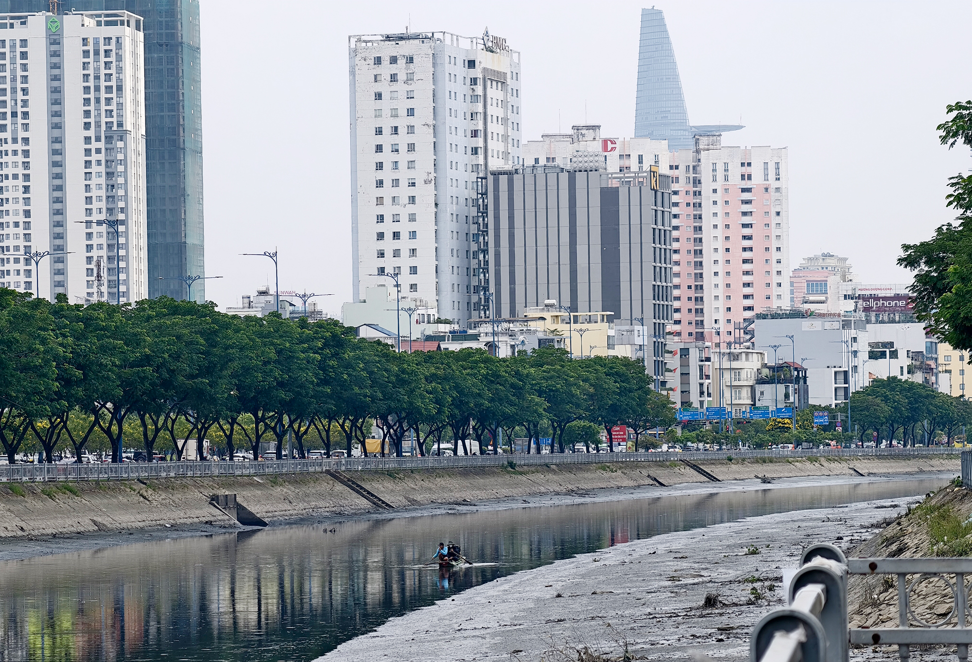 Thản nhiên dùng kích điện tận diệt cá giữa trung tâm TP.HCM