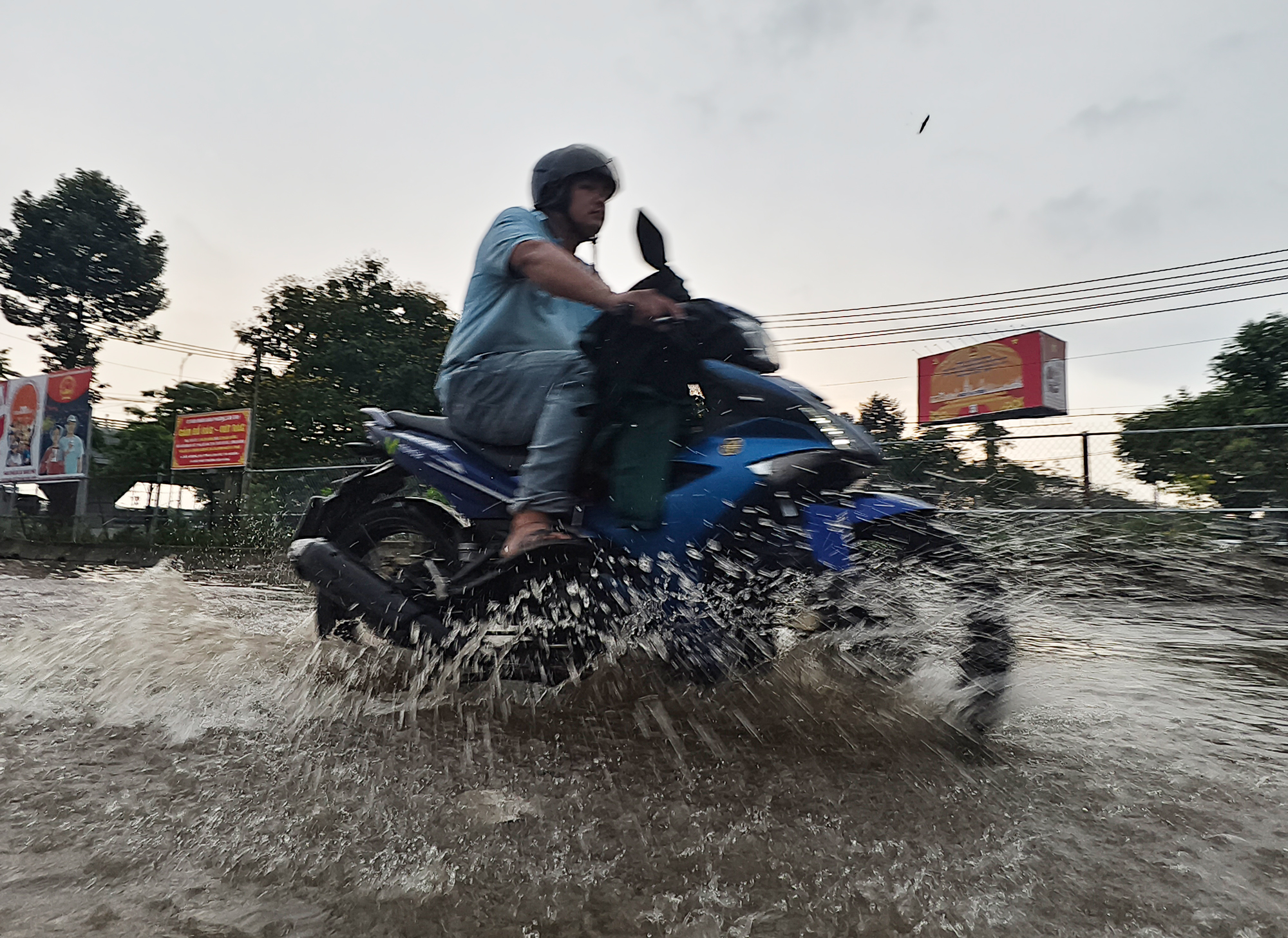 Mưa lớn chiều 18 tháng Giêng, nhiều tuyến đường tại TP.HCM lại ngập