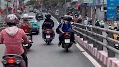 Xác minh clip nam sinh ngồi ngược trên xe máy đang di chuyển gây bất an