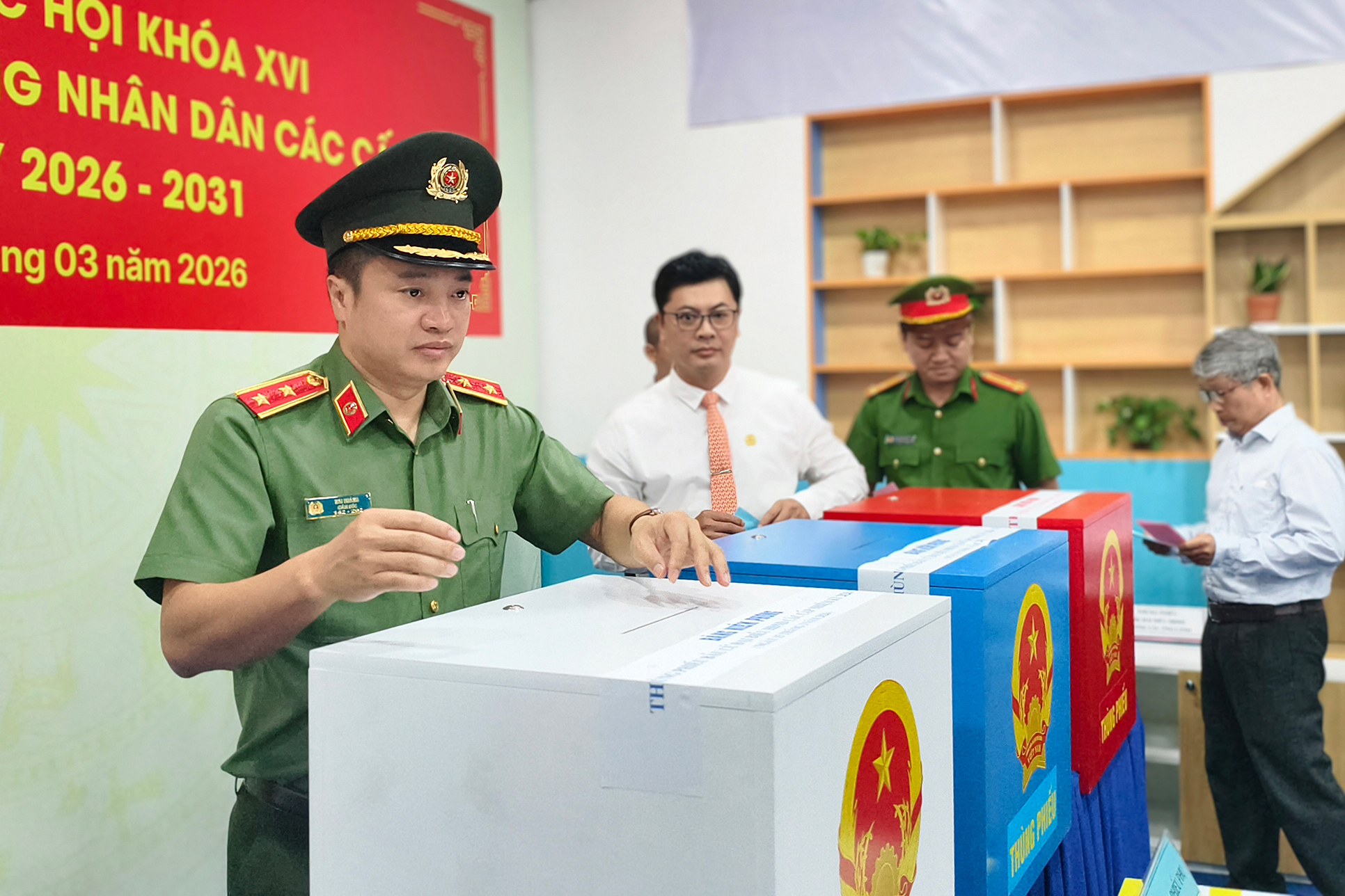 Trung tướng Mai Hoàng cùng gần 400 cán bộ, chiến sĩ tham gia bỏ phiếu ở phường Cầu Ông Lãnh