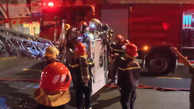 Video cảnh sát dùng xe thang cứu 5 người trong đám cháy trên đường Yersin