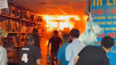 Cháy dữ dội cửa hàng đồ nhựa, cả khu vực hoảng loạn