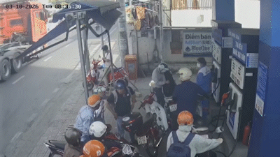 Xô xát khi xếp hàng đổ xăng, 2 người đàn ông bị Công an TP.HCM mời làm việc