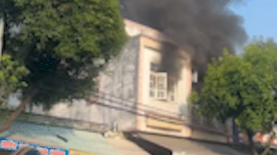 Đang bán nước dưới tầng trệt, chủ nhà trên đường Lê Văn Khương thấy lầu một bốc cháy