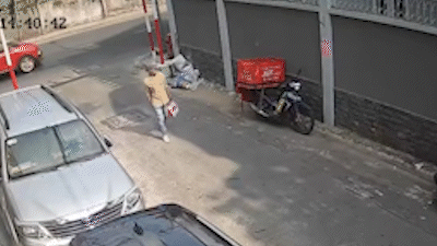 TP.HCM: Bắt nhanh người đàn ông trộm xe máy và giỏ hàng của shipper