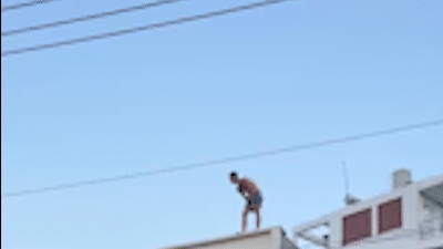 Thanh niên nghi ngáo đá lên mái nhà đập phá đồ, leo dây cáp viễn thông