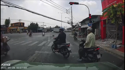 Xe tải nghi mất thắng tông nhiều xe máy dừng đèn đỏ, lao vào nhà dân 