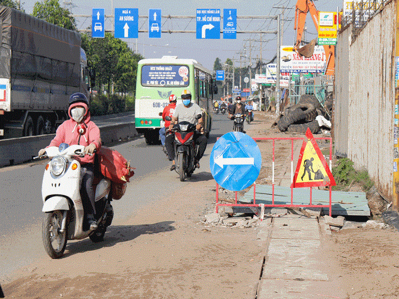 Liều lĩnh chạy xe ngược chiều, bất chấp đường đang thi công