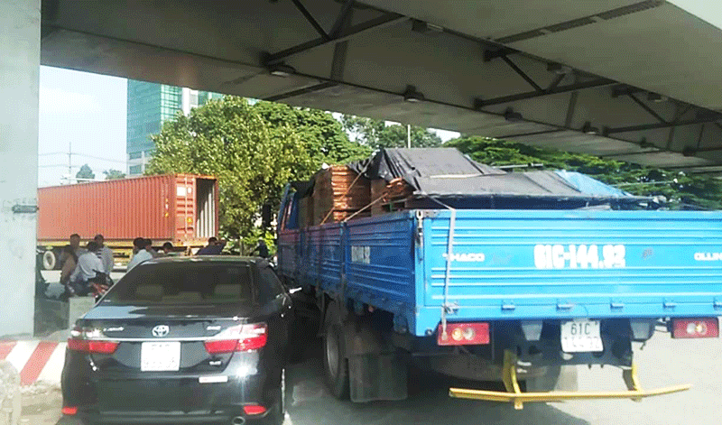 Cùng quay đầu, ô tô con bị xe tải ép móp đầu ở ngã tư Vũng Tàu