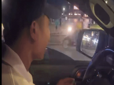 Nam thanh niên lái ô tô, đốt pháo ném xuống đường ở quận 1