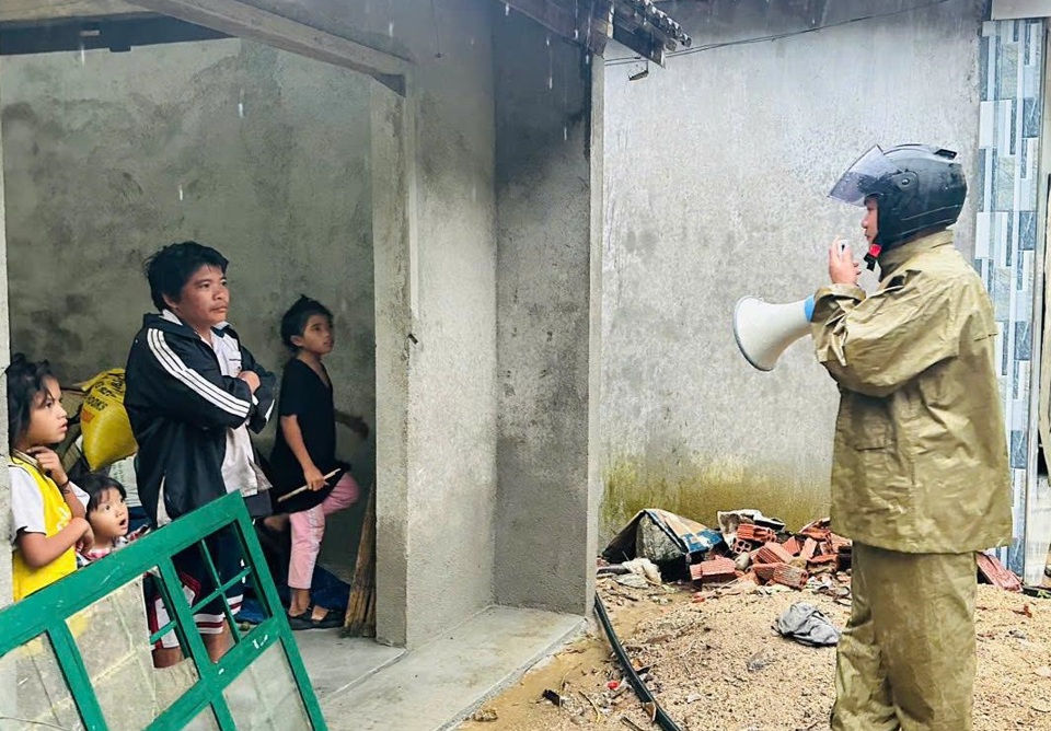 Quả núi nứt toác đe dọa 169 nhân khẩu ở Quảng Ngãi