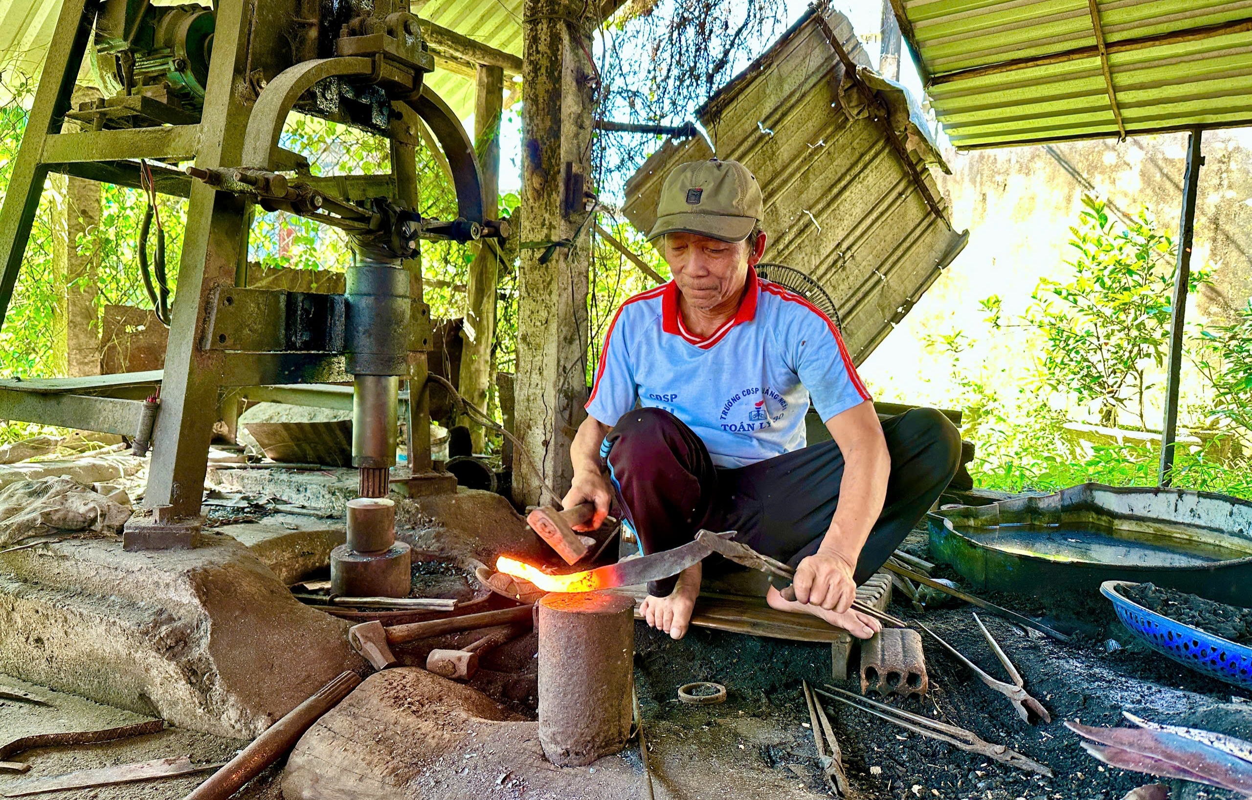 Về Quảng Ngãi thăm làng rèn hơn 300 năm tuổi