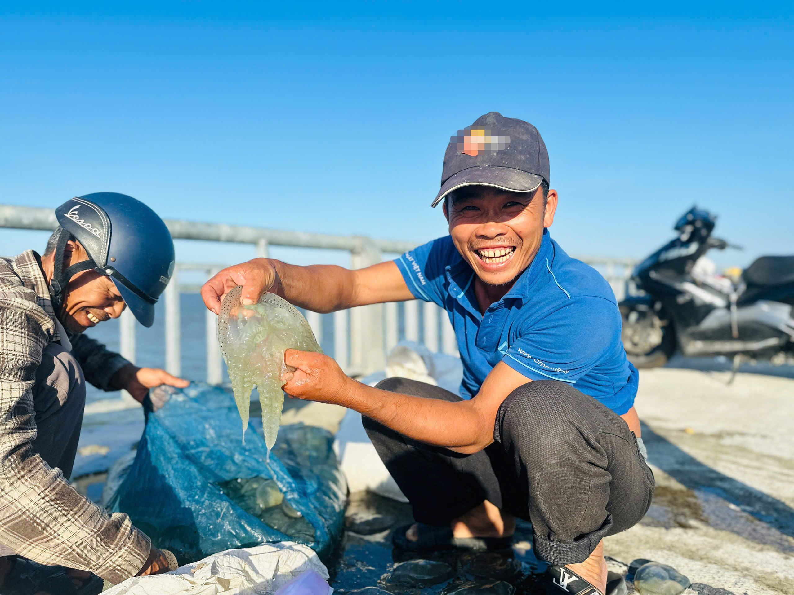 Vớt sứa trên sông Trường Giang