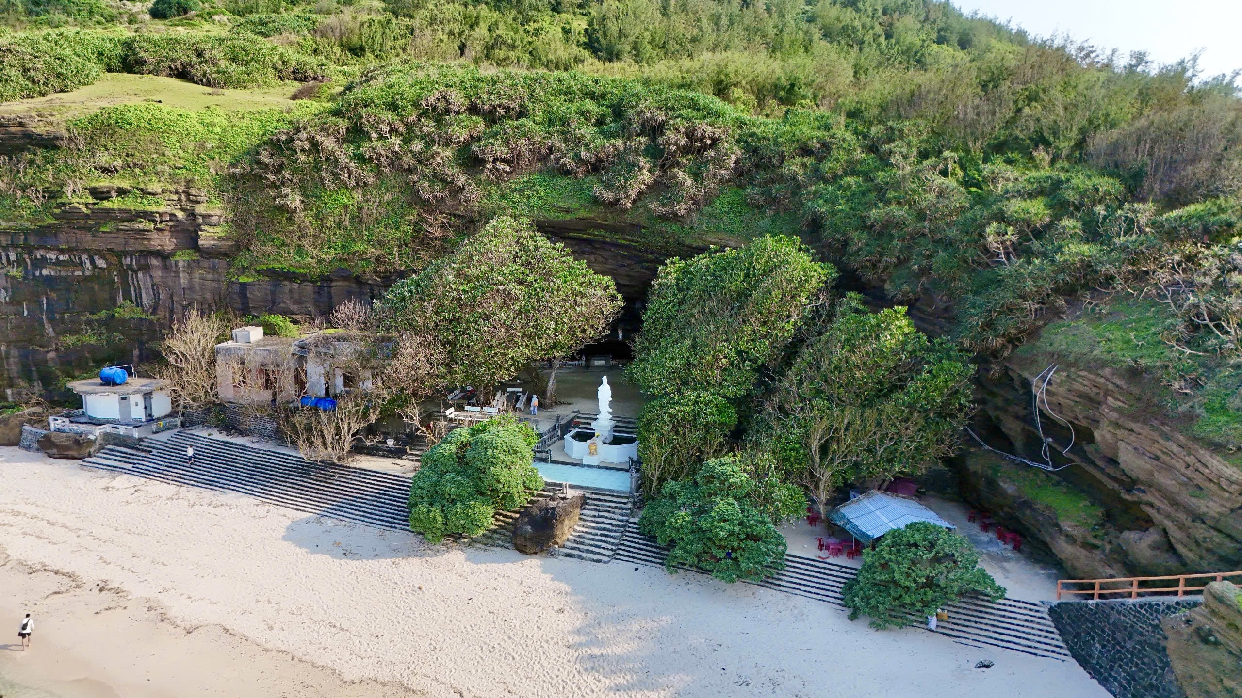 Độc đáo ngôi chùa nằm sâu trong hang đá núi lửa ở đảo Lý Sơn