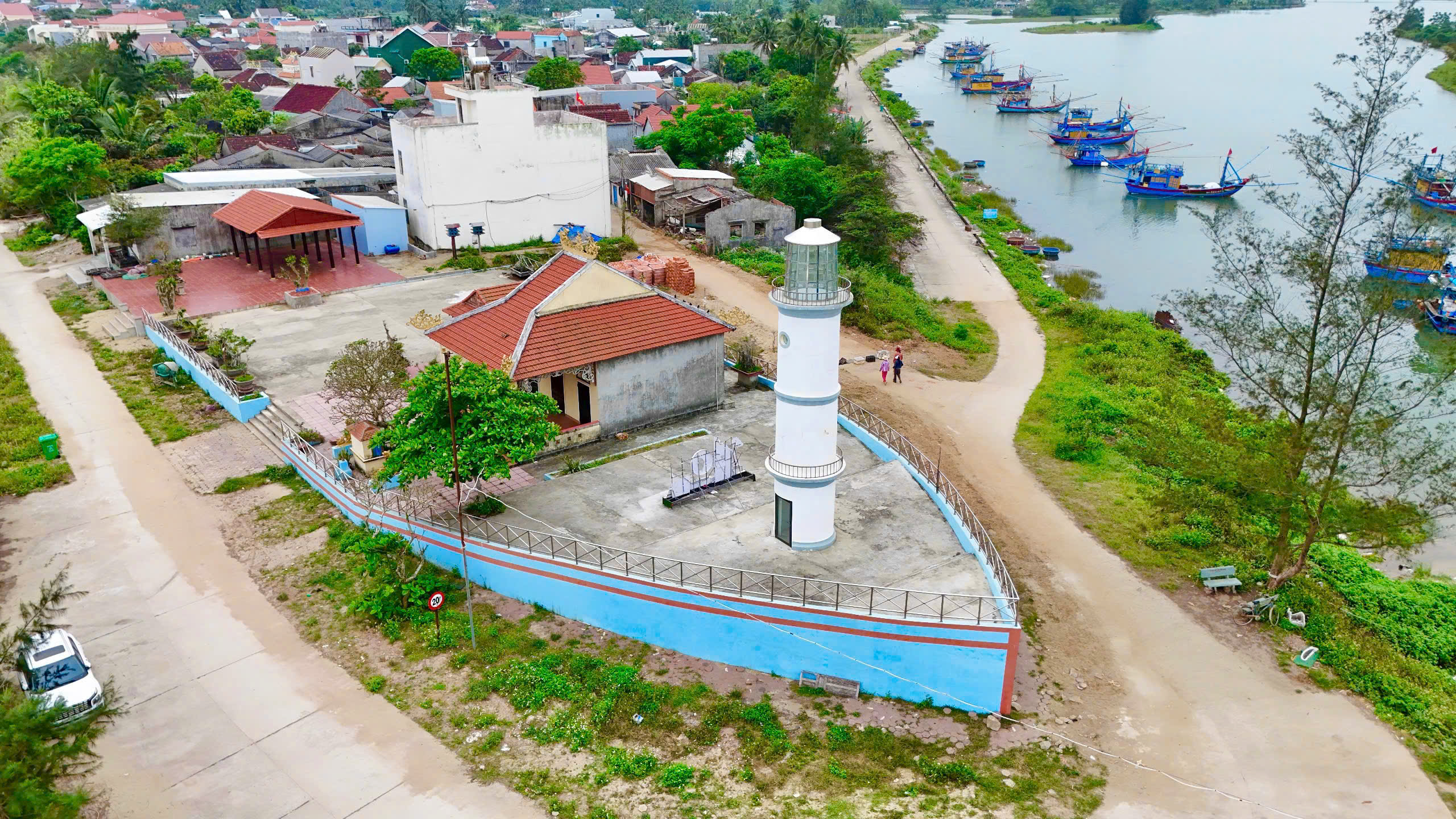 Miếu Âm Hồn mang hình con tàu độc đáo ở Quảng Ngãi