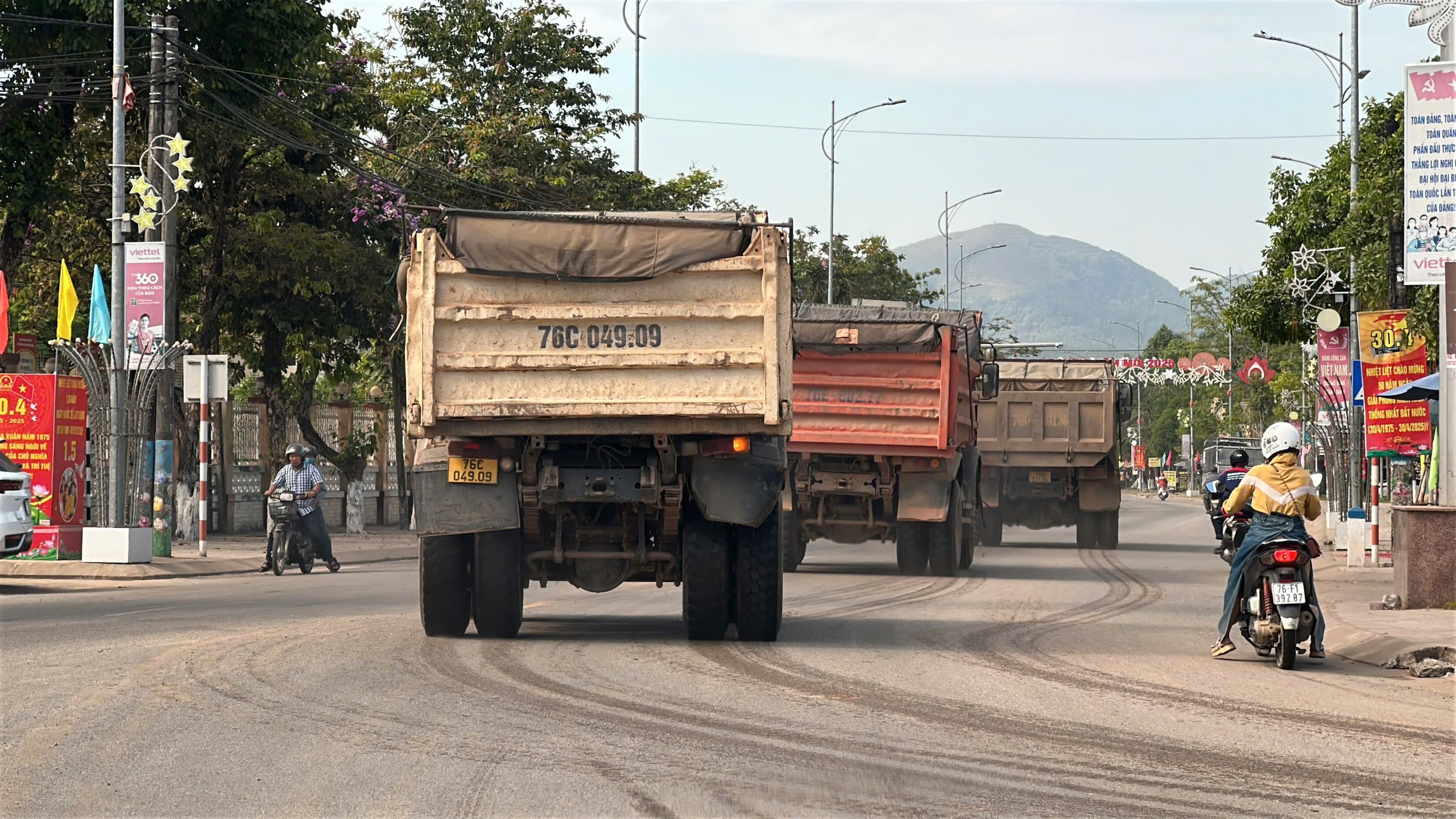 Quảng Ngãi: Xe chở vật liệu thi công cao tốc 'tung hoành’ trên tỉnh lộ 624