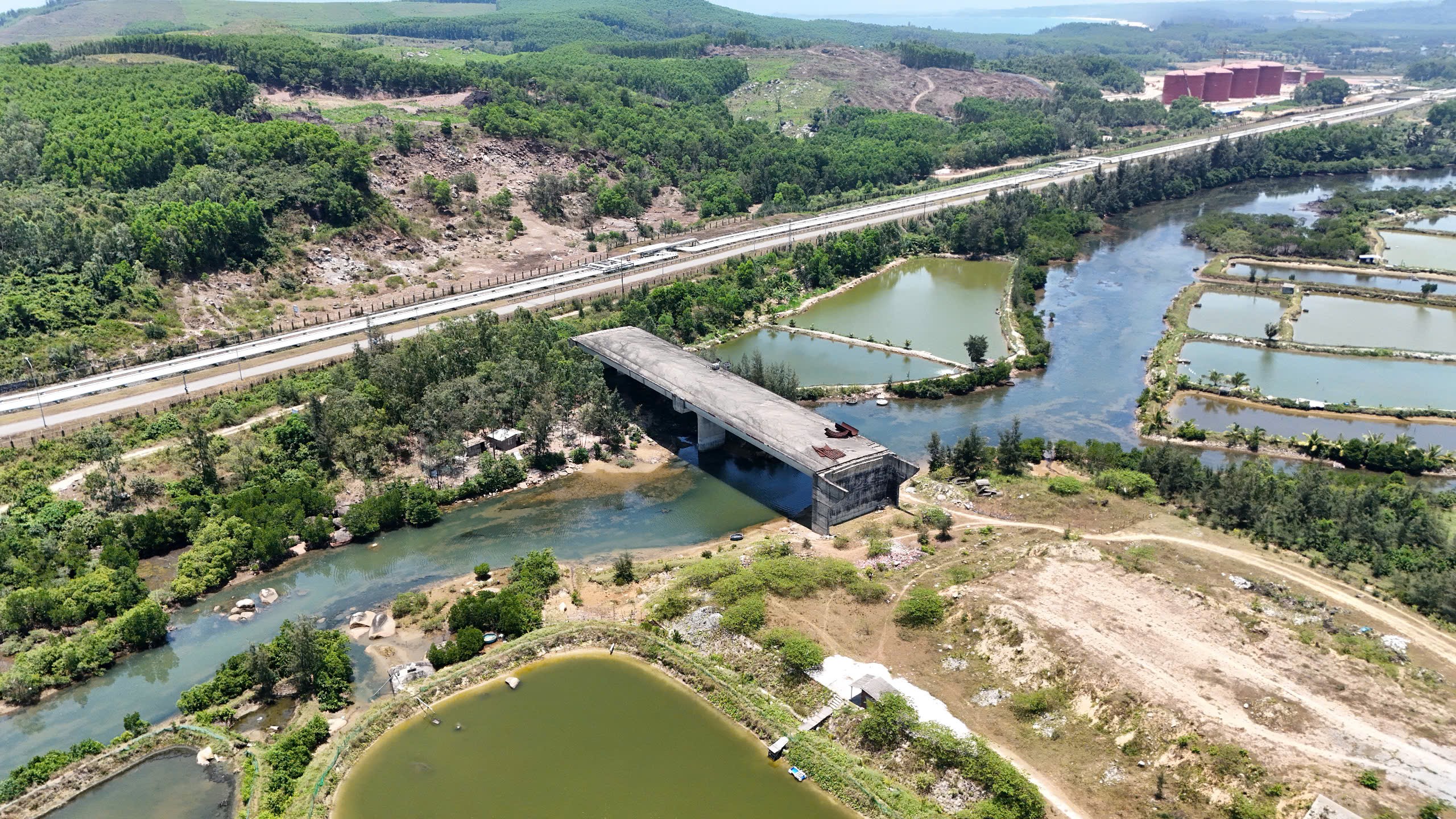 Một thập kỷ chưa xong đường vào Khu Công nghiệp phía đông Dung Quất