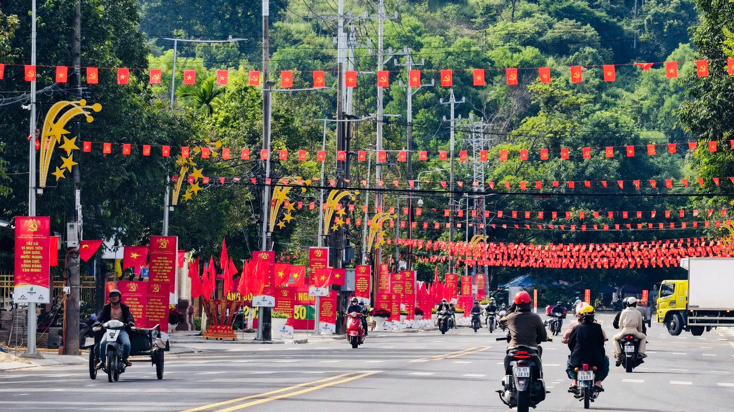 Quảng Ngãi rực rỡ cờ hoa, băng rôn trước ngày Đại hội Đảng bộ tỉnh