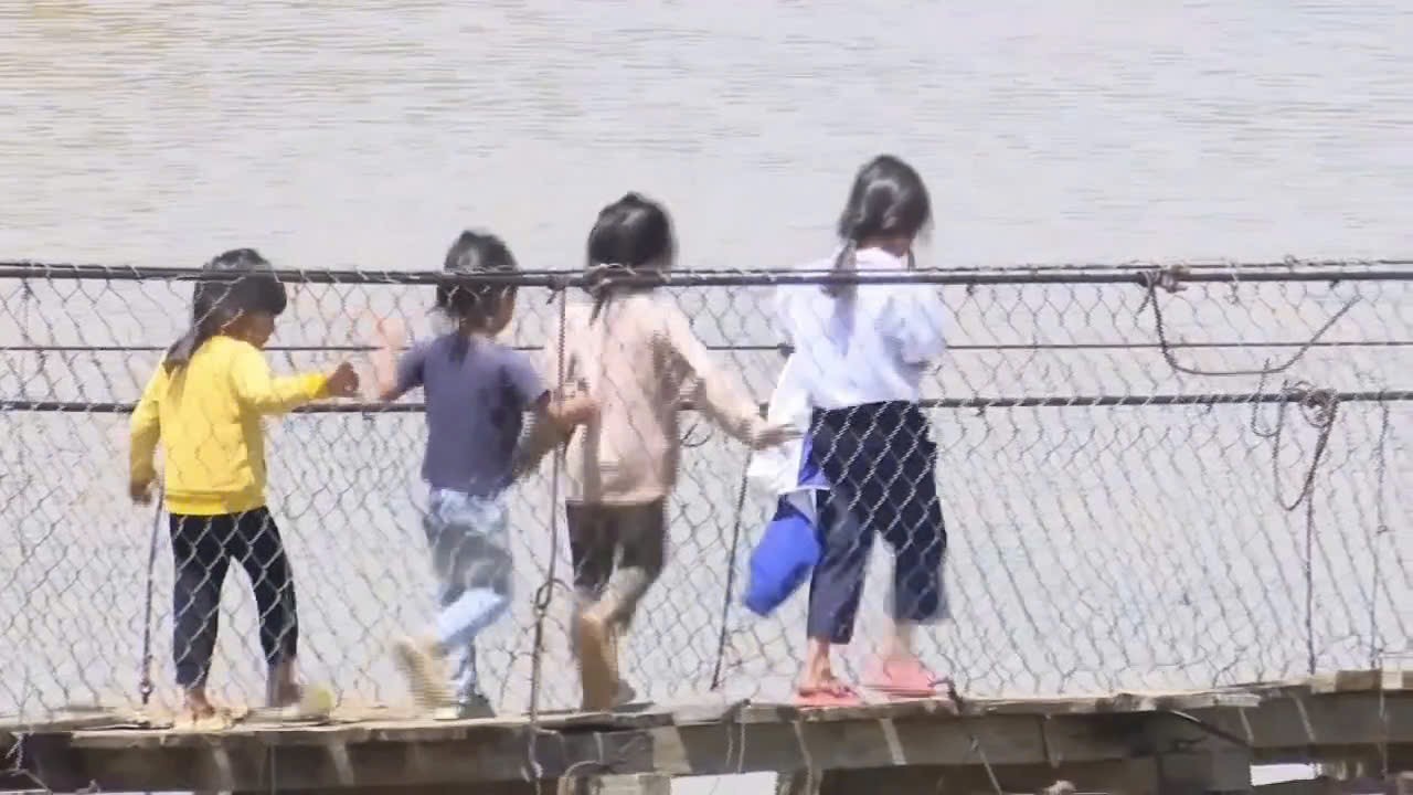 Cầu treo mục nát, xót xa cảnh dân vùng cao Quảng Ngãi liều mình qua sông