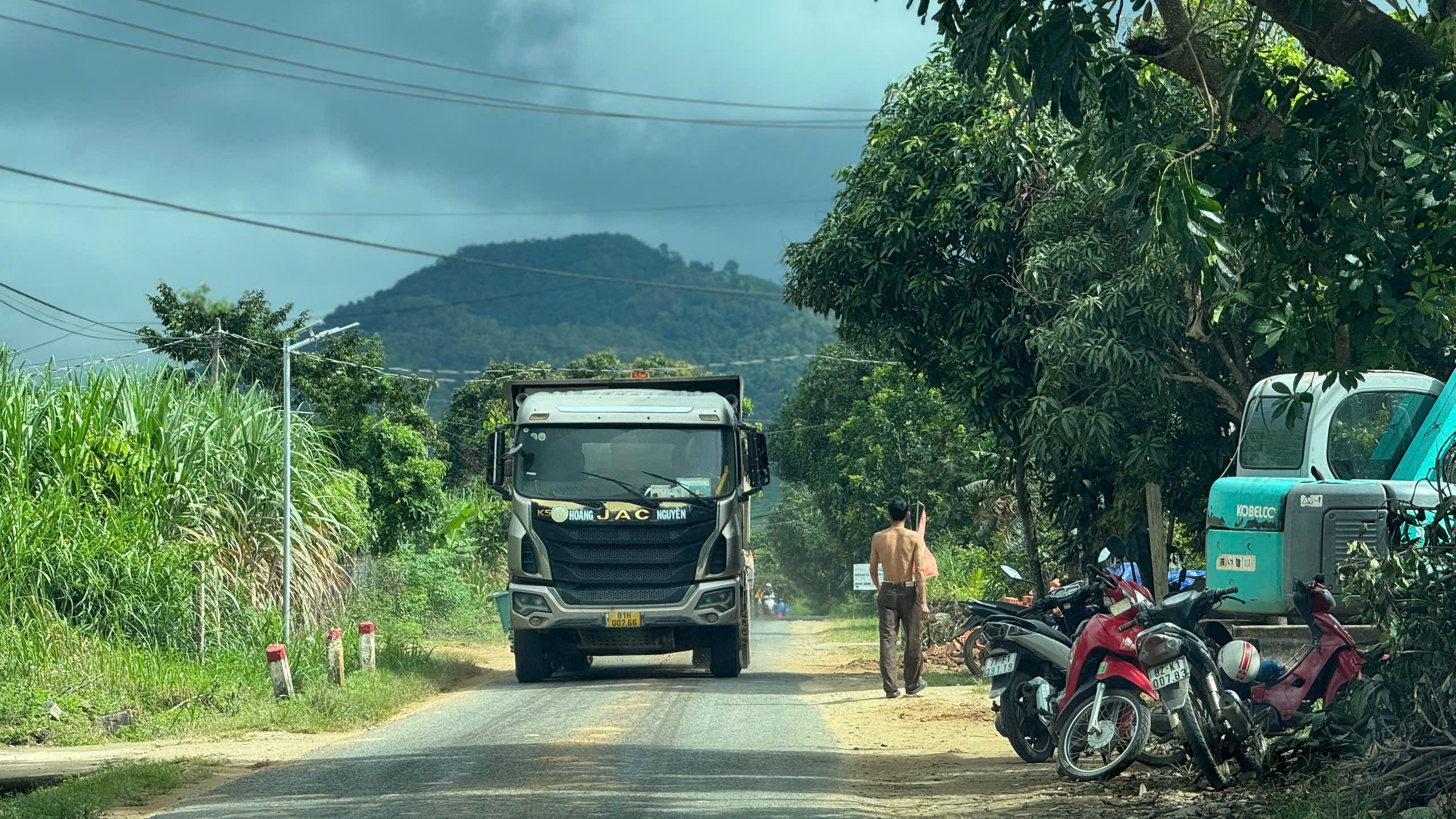 Bất an vì xe tải 'cày nát' Tỉnh lộ 677 ở Quảng Ngãi