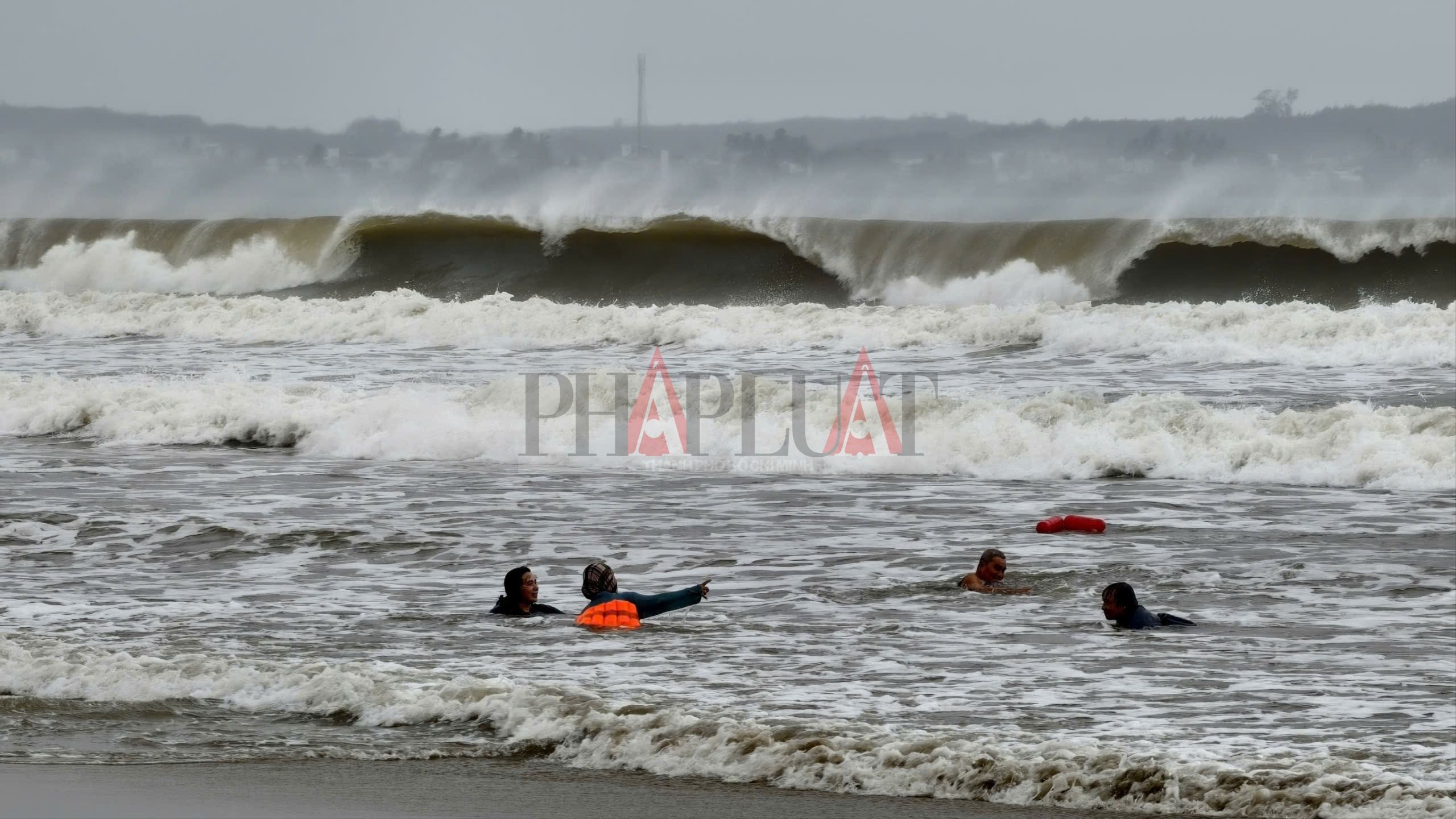 Bất chấp sóng to, lao ra tắm biển trước bão Thần Gió