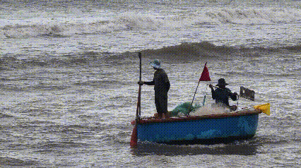 Ngư dân Quảng Ngãi ‘cưỡi sóng’ ra khơi mùa biển động