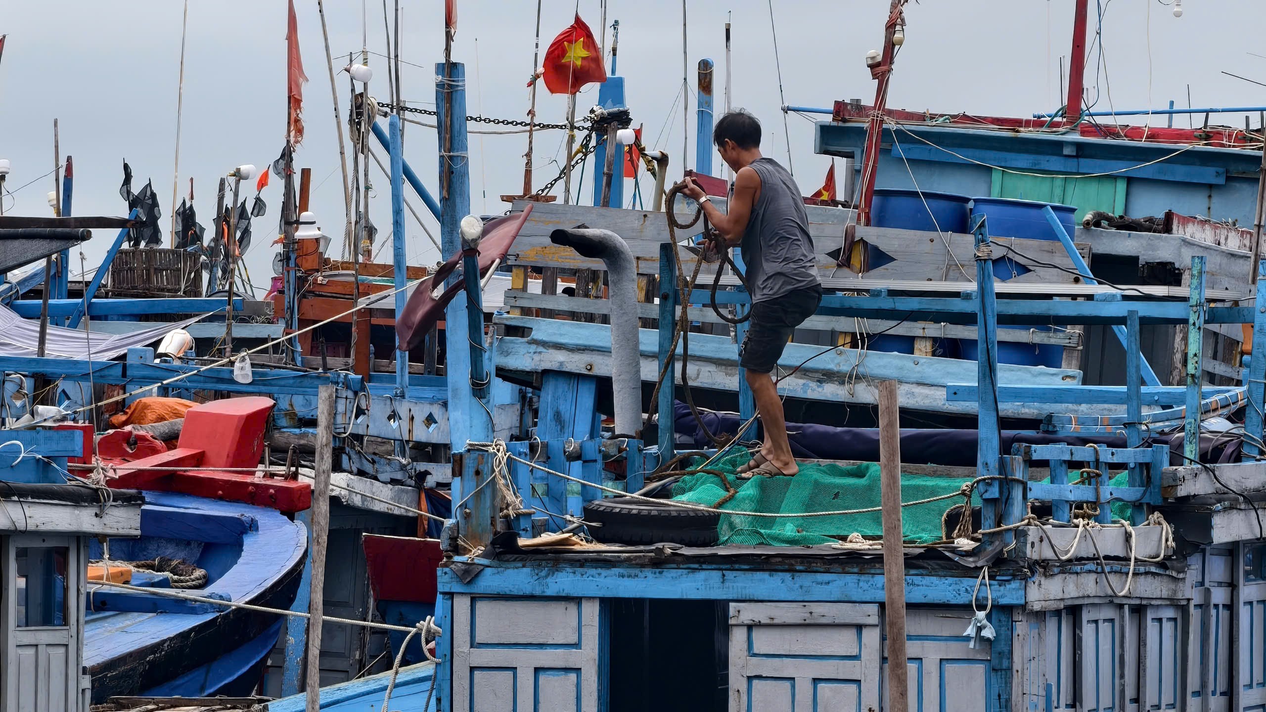 Quảng Ngãi: Chạy đua chằng chống nhà cửa, neo tàu trước giờ bão số 13 áp sát đất liền