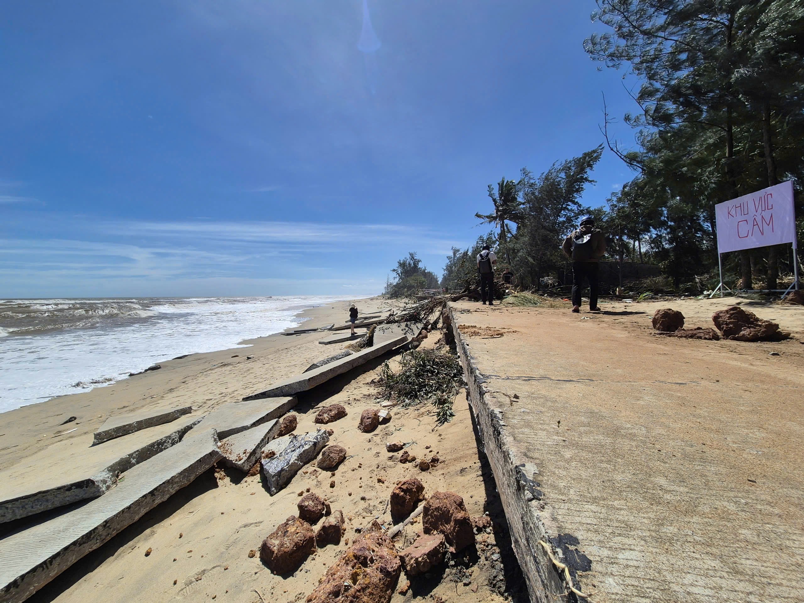 Sóng dữ đánh tan nát đường ven biển, hư hại 157 nhà dân ở Quảng Ngãi