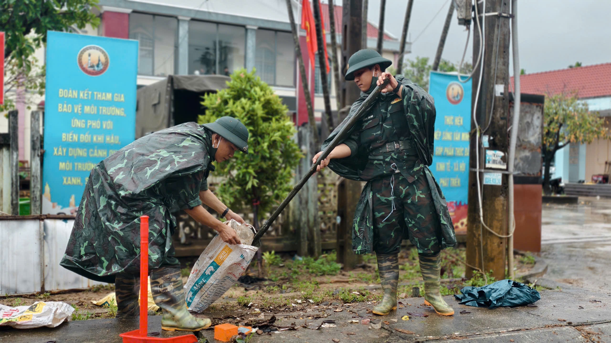 Bộ đội tốc lực dọn bùn non ở vùng rốn lũ Hòa Thịnh