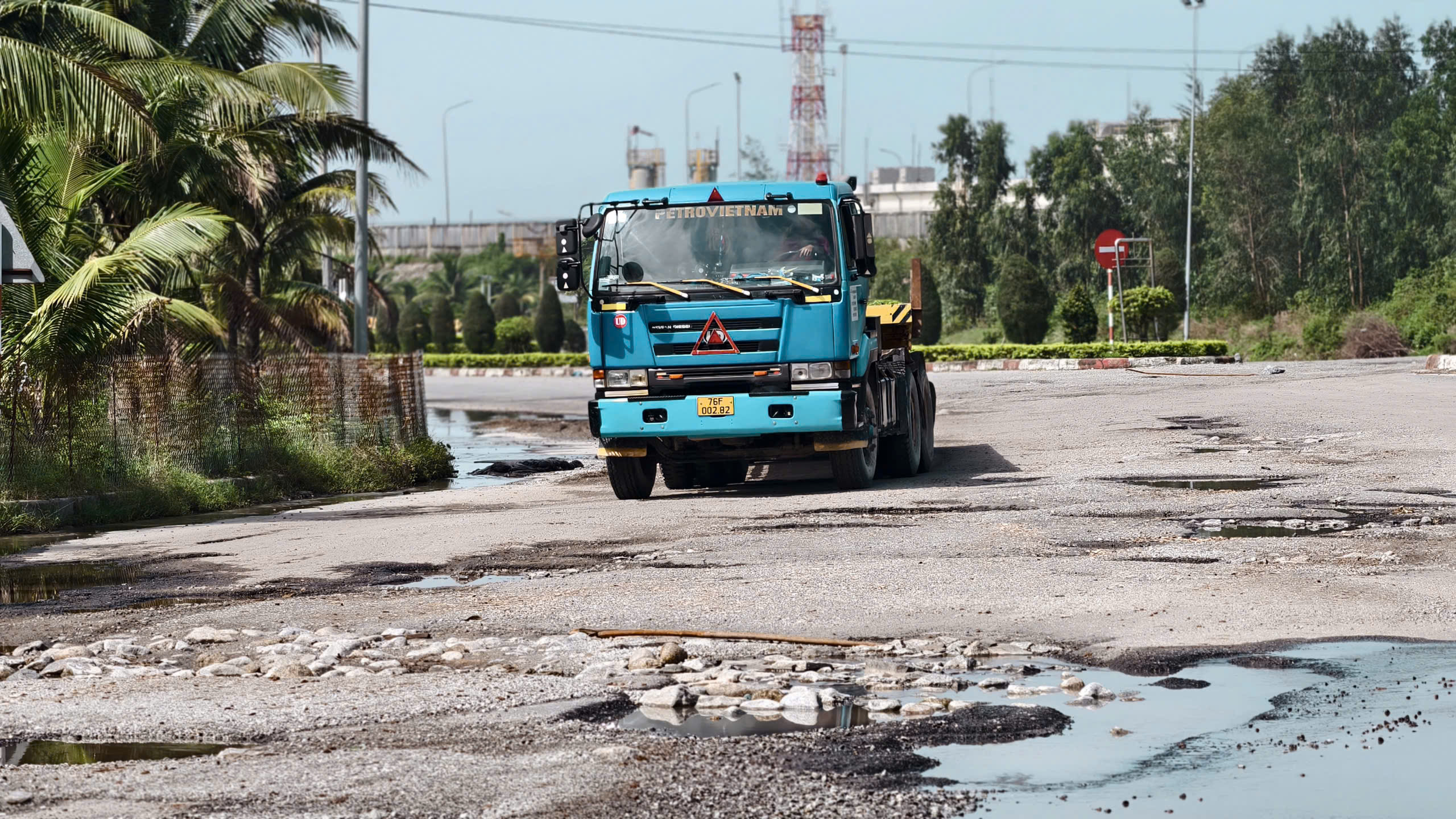 Đường huyết mạch ở khu kinh tế Dung Quất nát như ruộng cày