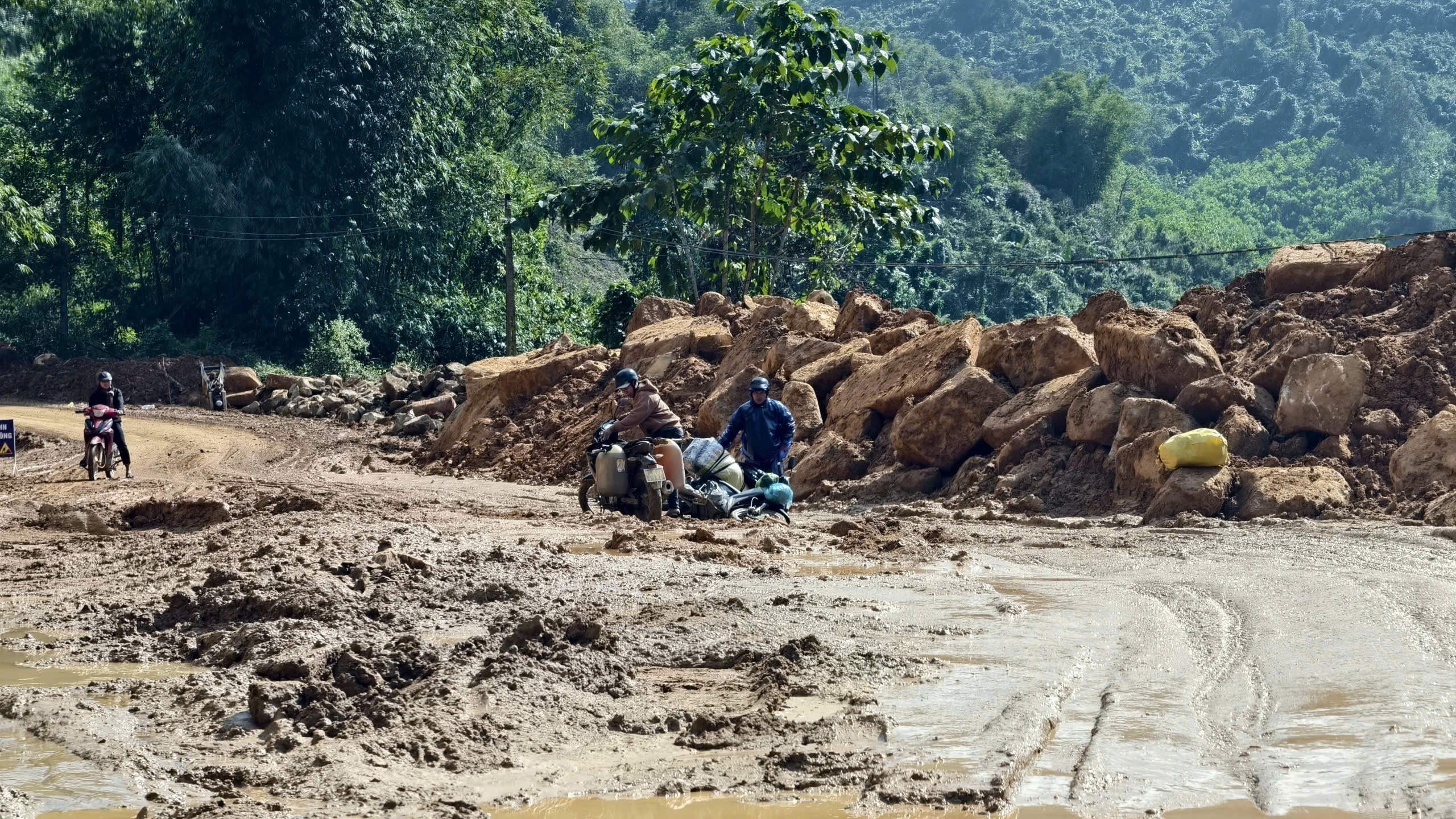 Đường lầy lội, ngổn ngang sau mưa lũ