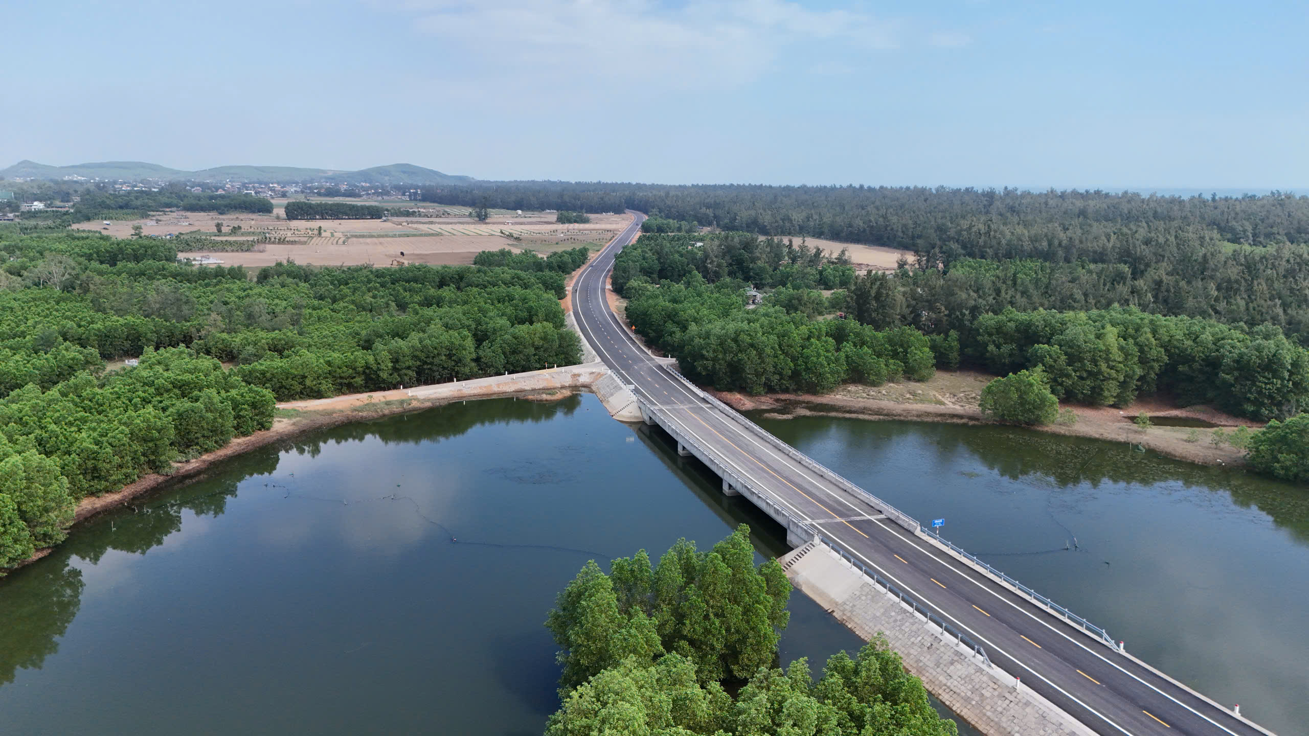 Cận cảnh đường ven biển đẹp nhất Quảng Ngãi