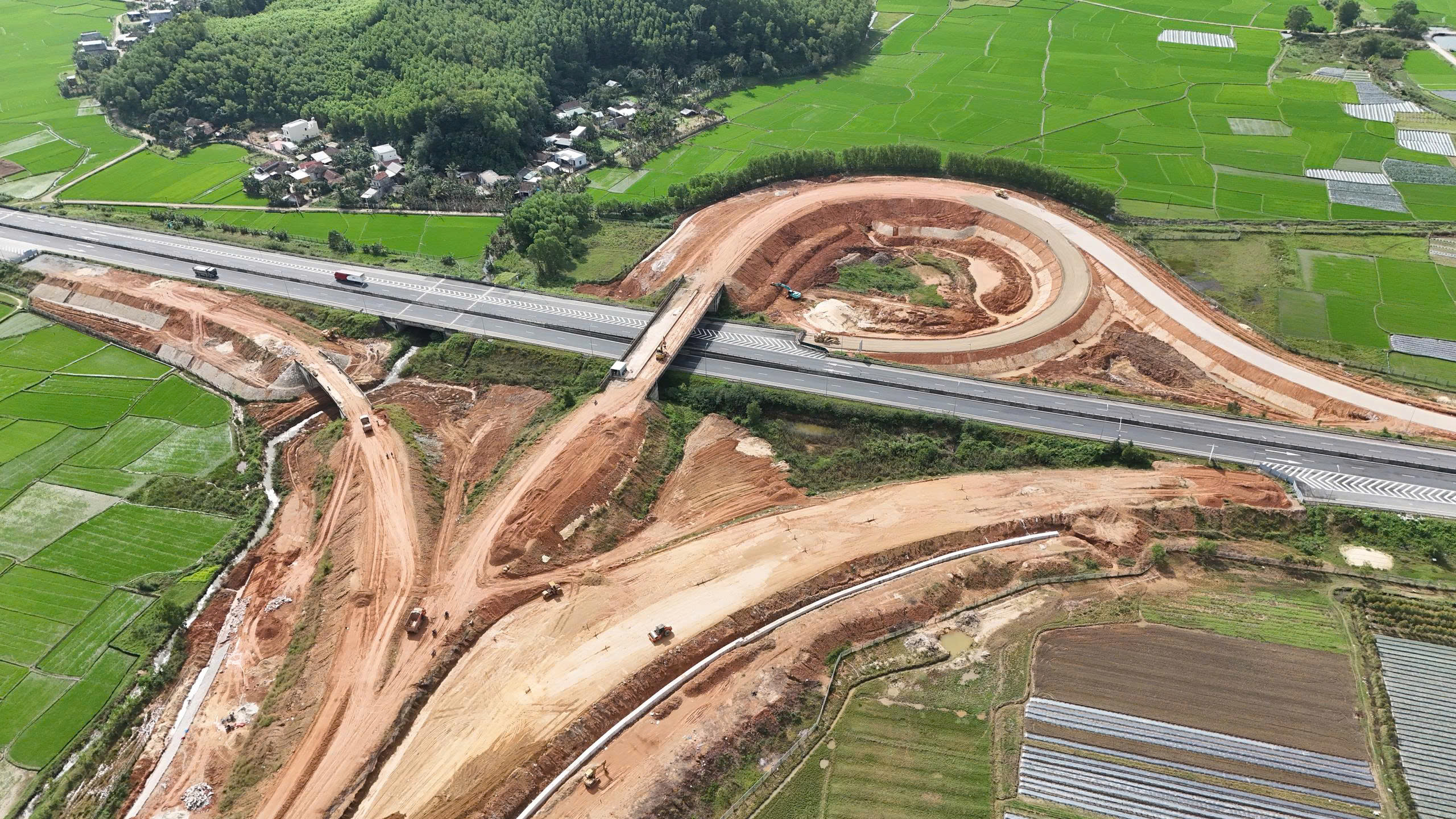 Cao tốc thông xe 8 năm, nút giao với Dung Quất chưa hẹn ngày về đích