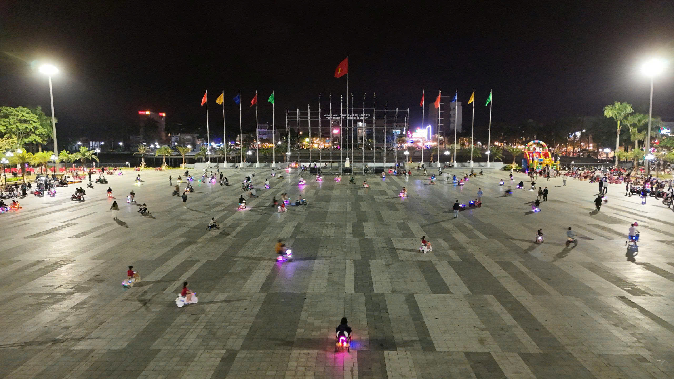 Quảng trường lớn nhất Quảng Ngãi bị biến thành ‘trường đua’ xe điện