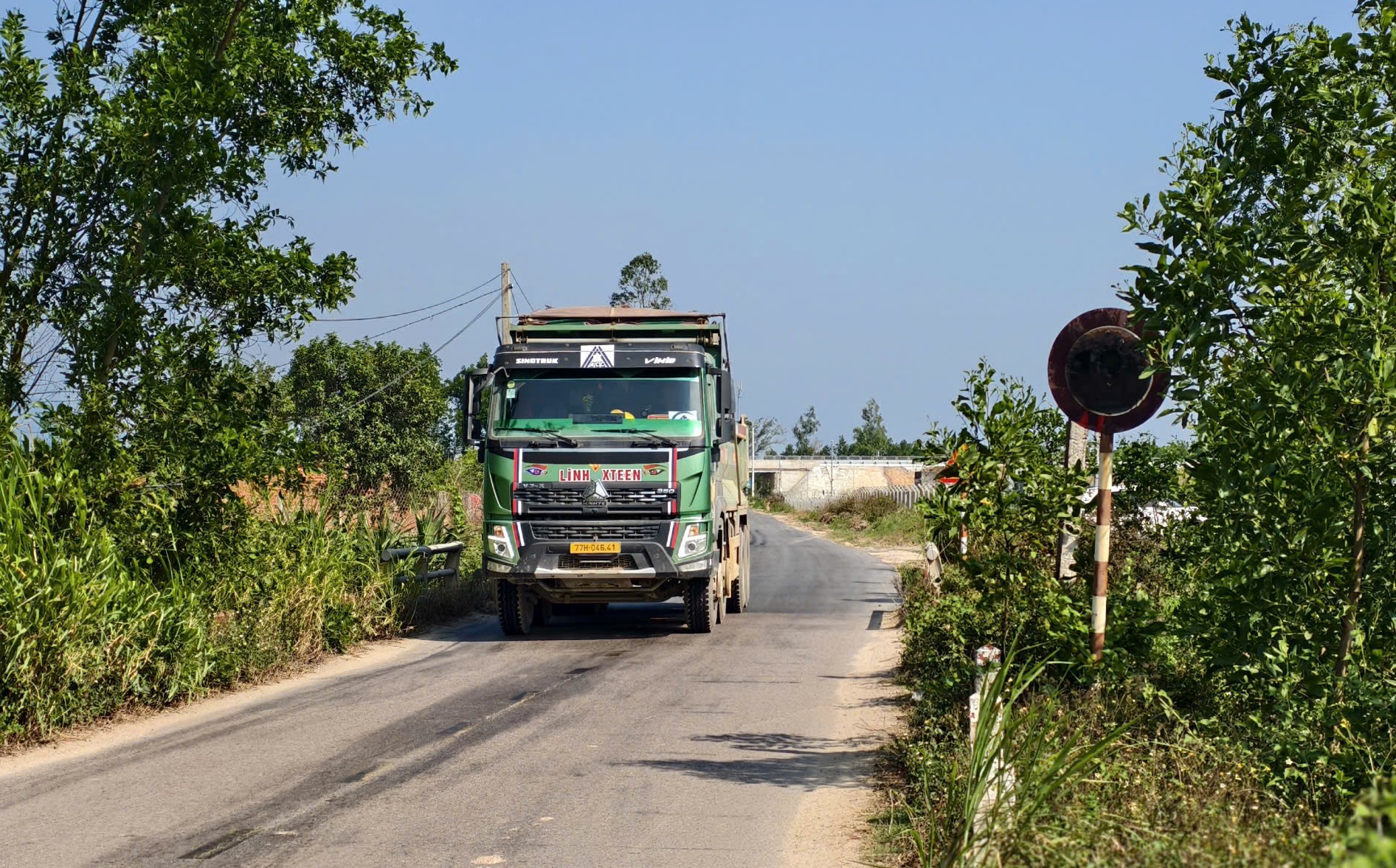 Gia Lai: Hàng loạt biển cấm tải trọng bị bôi đen, xe ben chạy rầm rập ngày đêm