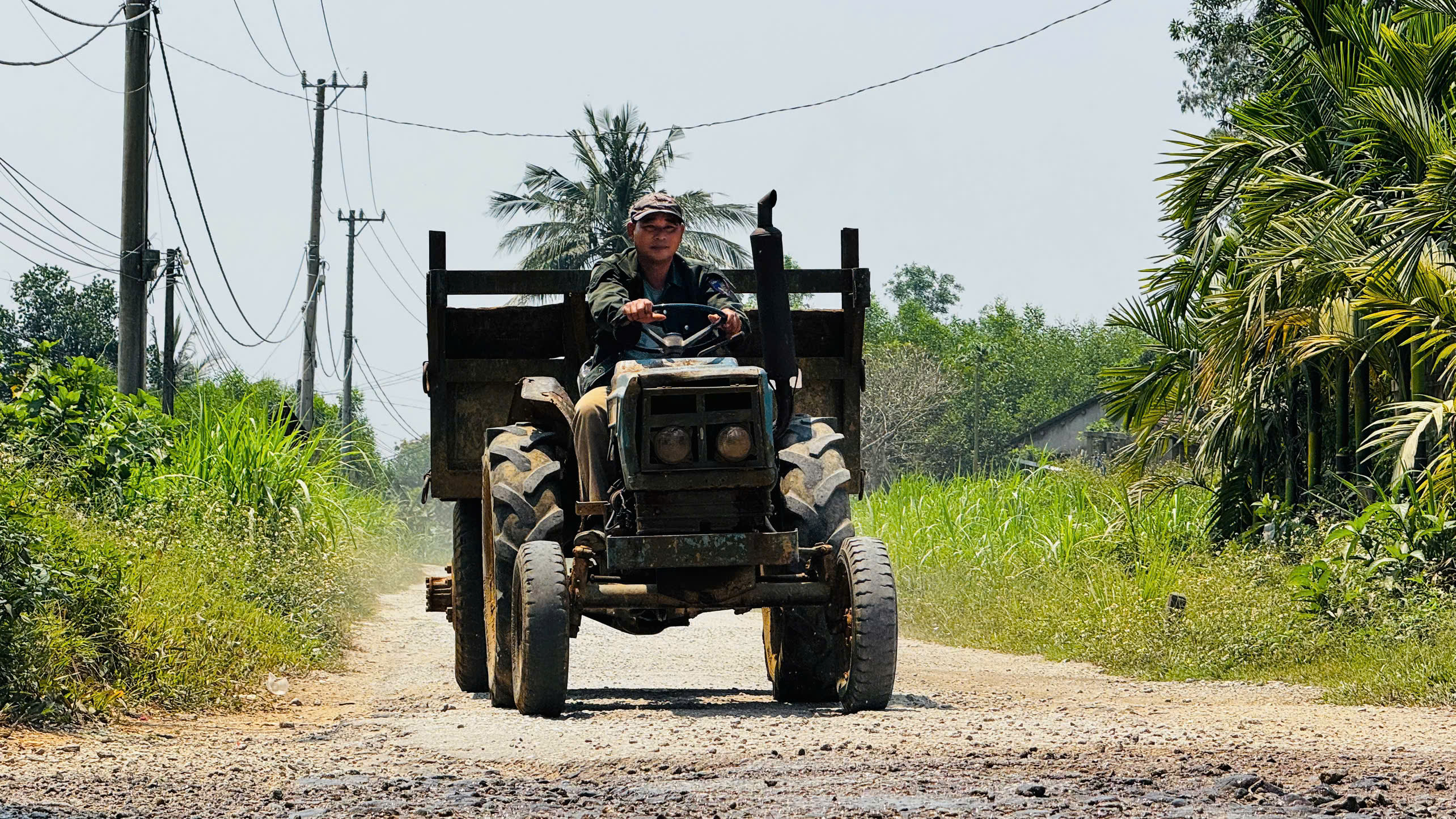 Con đường hư hỏng, xuống cấp hơn 7 km ở Quảng Ngãi khiến người dân khốn khổ