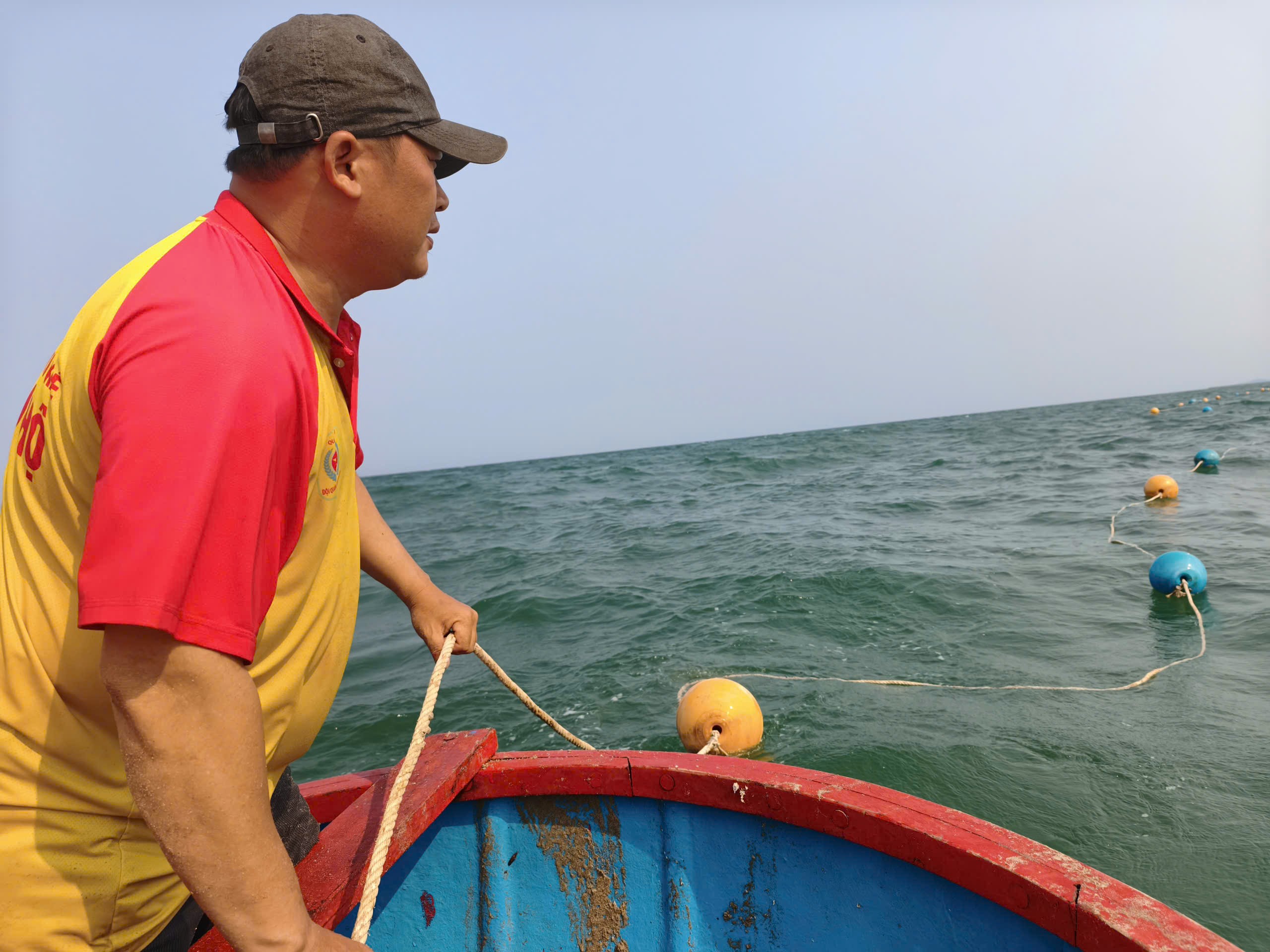 Thả phao khoanh vùng an toàn tại bãi biển đẹp nhất Quảng Ngãi trước cao điểm du lịch