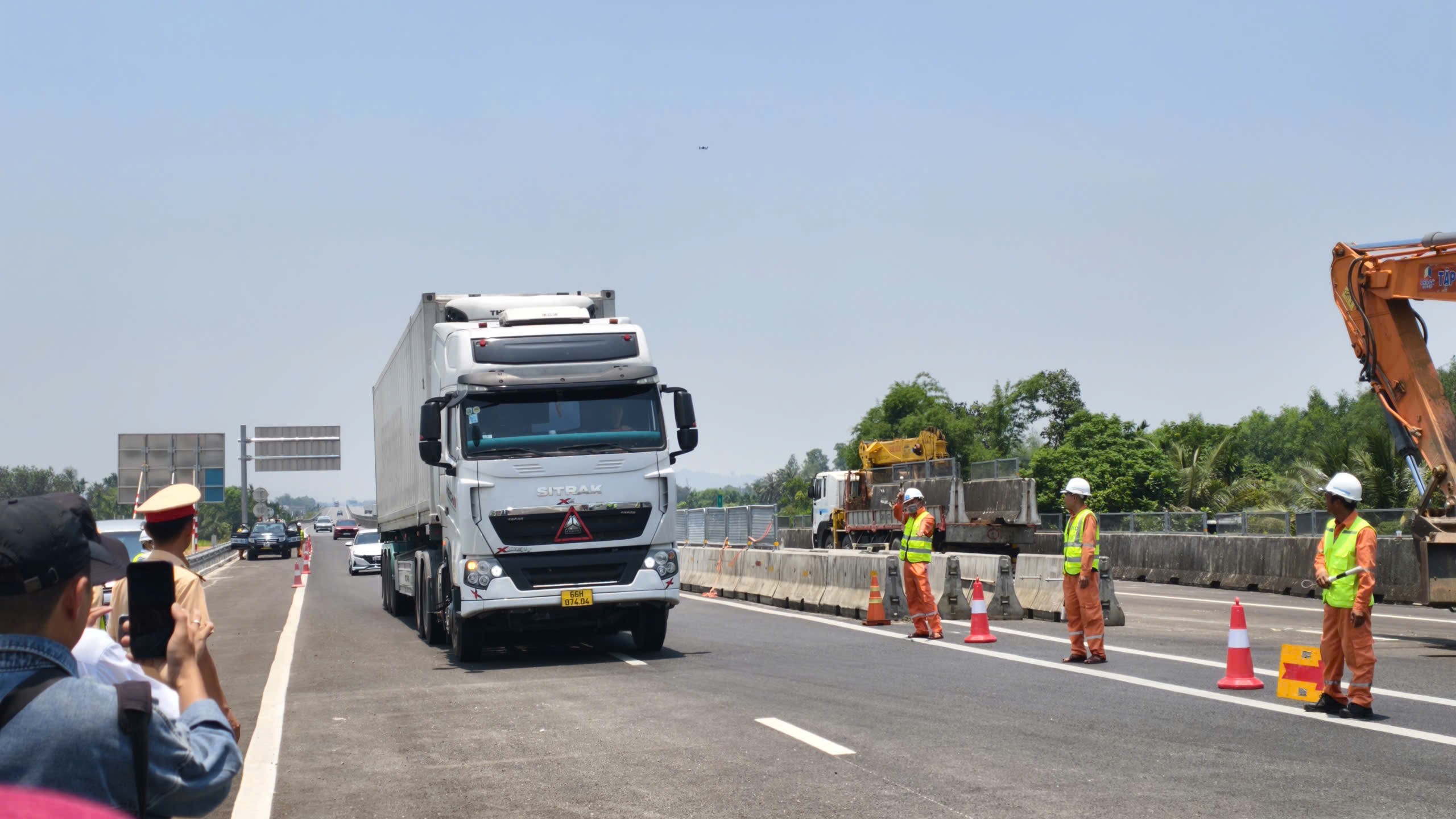 Chùm ảnh: Những phương tiện đầu tiên được đi vào cao tốc Quảng Ngãi - Hoài Nhơn