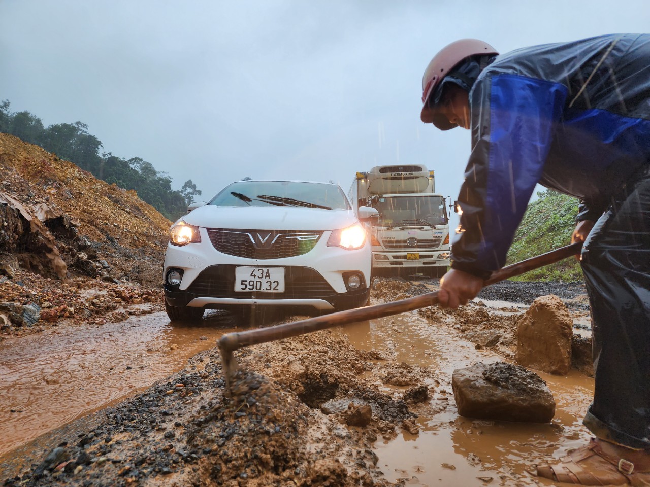 Cao tốc La Sơn - Tuý Loan sạt lở nghiêm trọng. Ảnh: MINH TRƯỜNG.