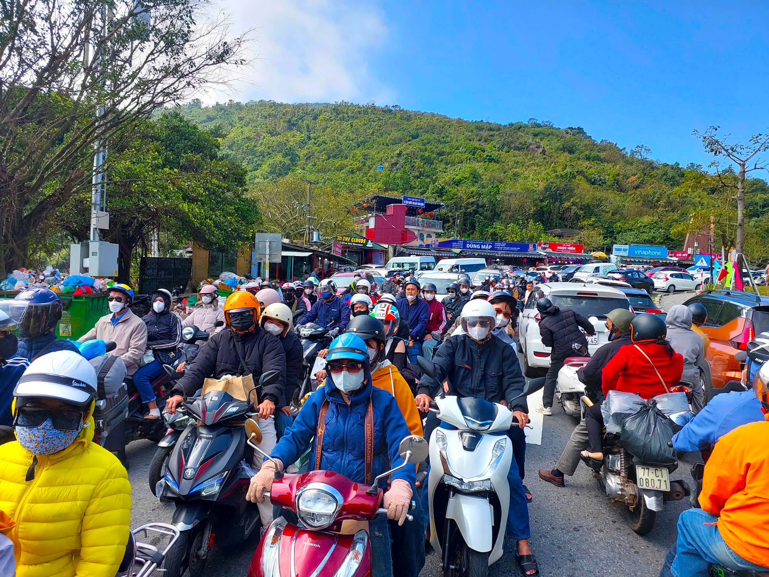 Hàng ngàn xe máy vượt đèo Hải Vân trở lại Đà Nẵng