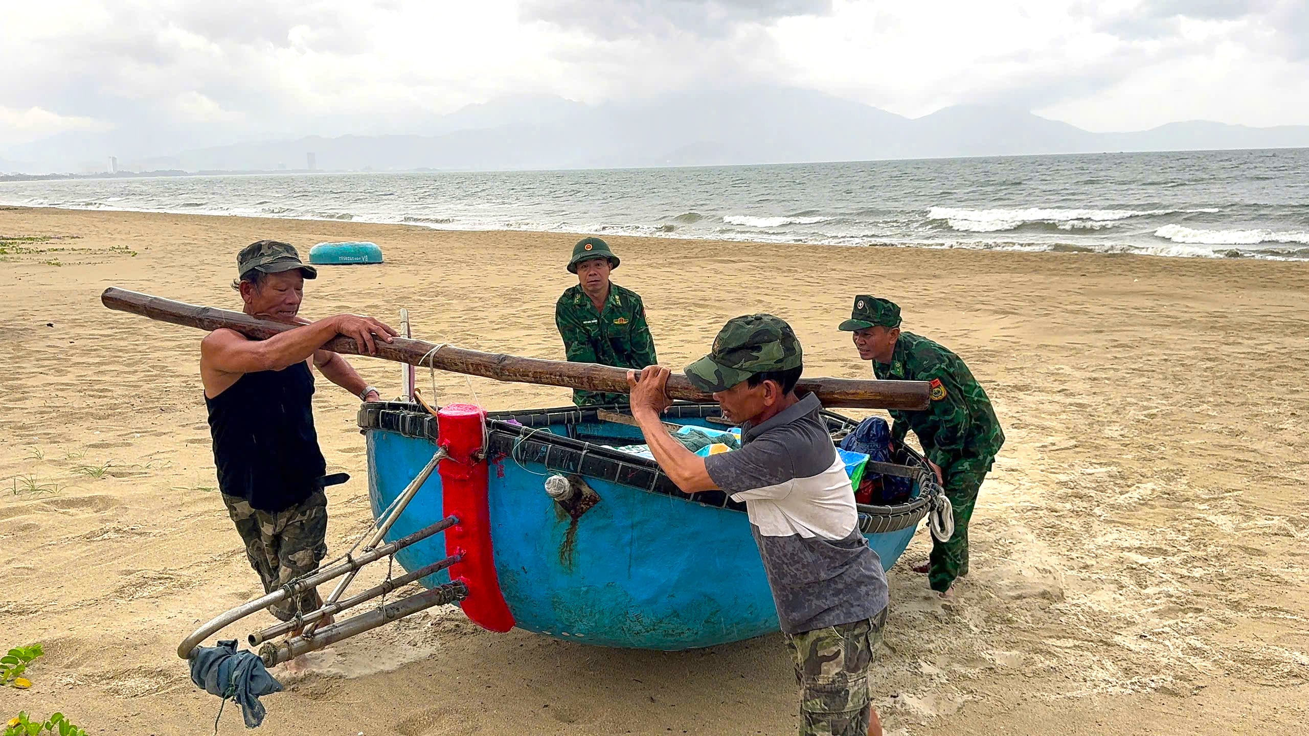 Công an, Biên phòng Đà Nẵng khơi thông cống rãnh, đưa thuyền lên bờ trước bão số 5