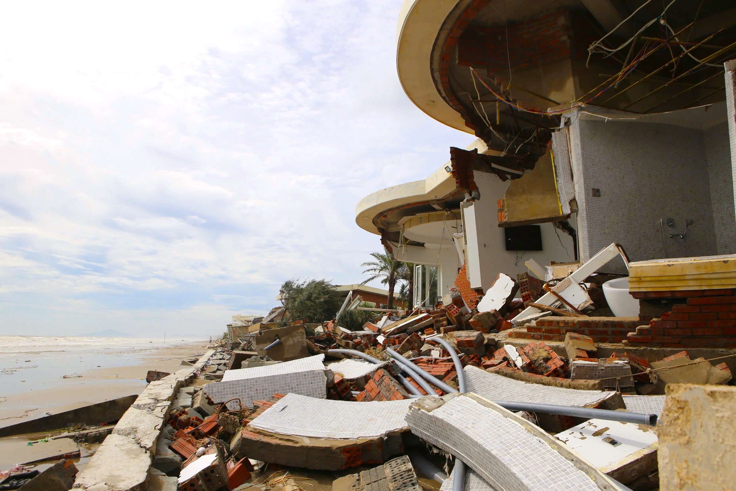 Sóng đánh sập hàng chục căn villa view biển ở Hà Tĩnh