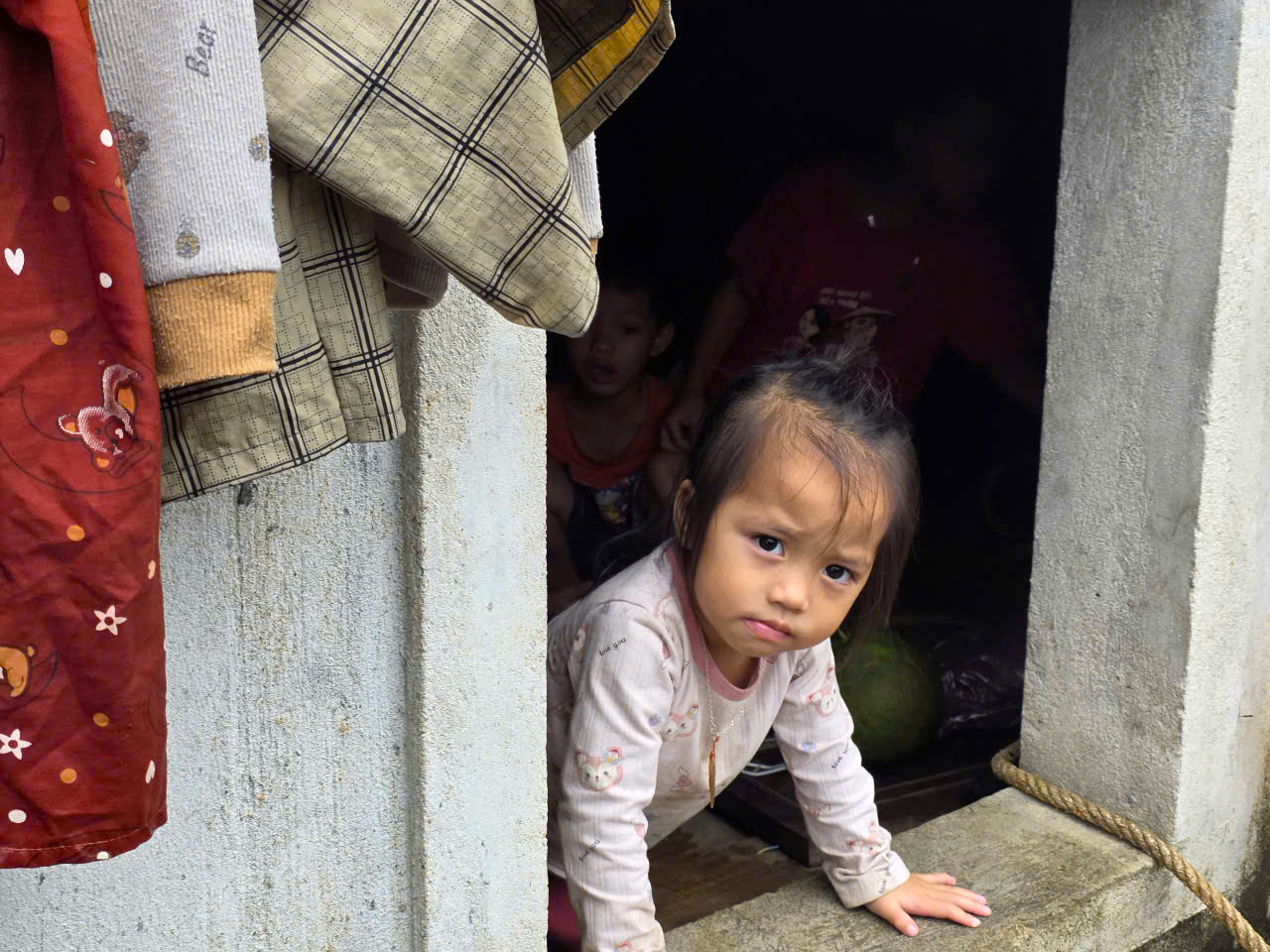 Ông bà tất tưởi bế 6 đứa cháu ngoại lên gác trốn lũ