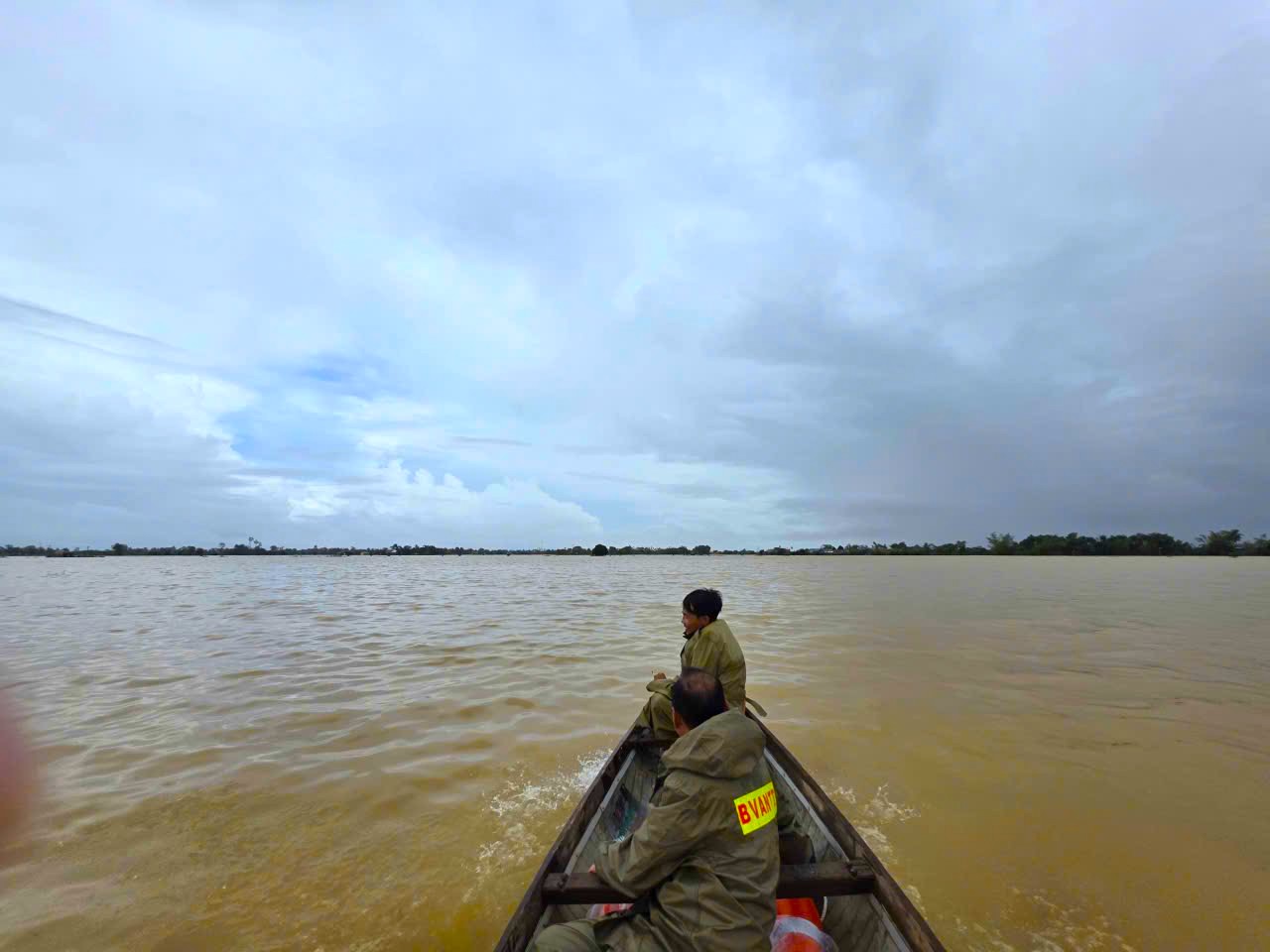 Rốn lũ của TP Huế vẫn còn ngập sâu 2m