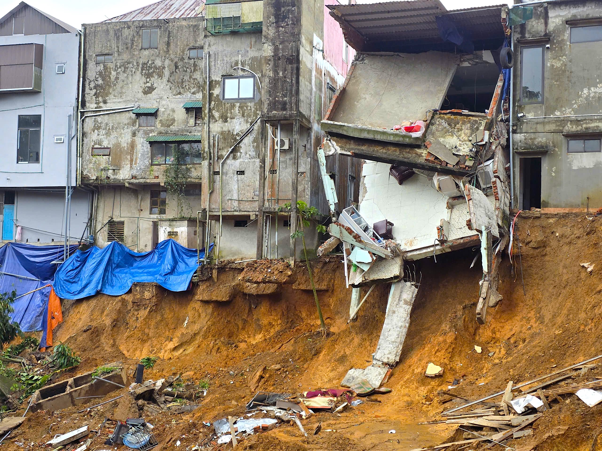 Cận cảnh hiện trường 10 ngôi nhà sạt lở, đổ sập ở Quảng Trị