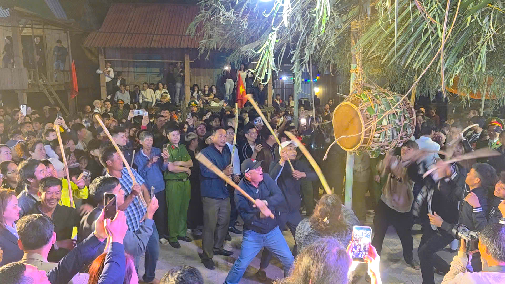 Trai làng mãnh liệt đập vỡ trống đêm hội Ma Coong