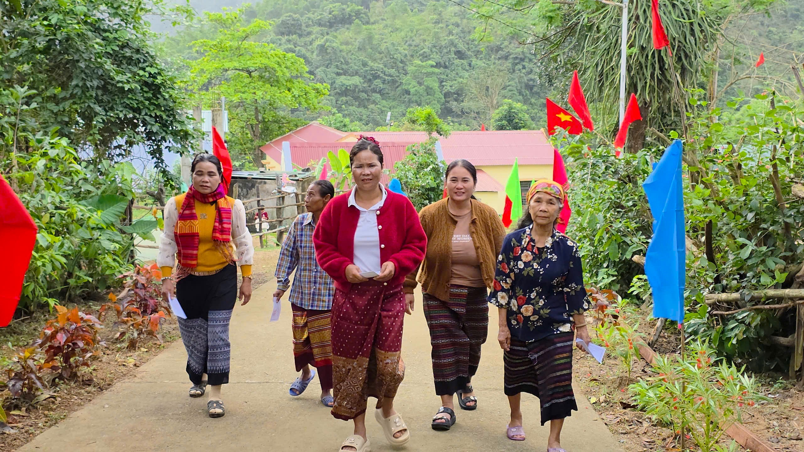 Hình ảnh người dân vượt sông, băng rừng Trường Sơn đi bỏ phiếu sớm