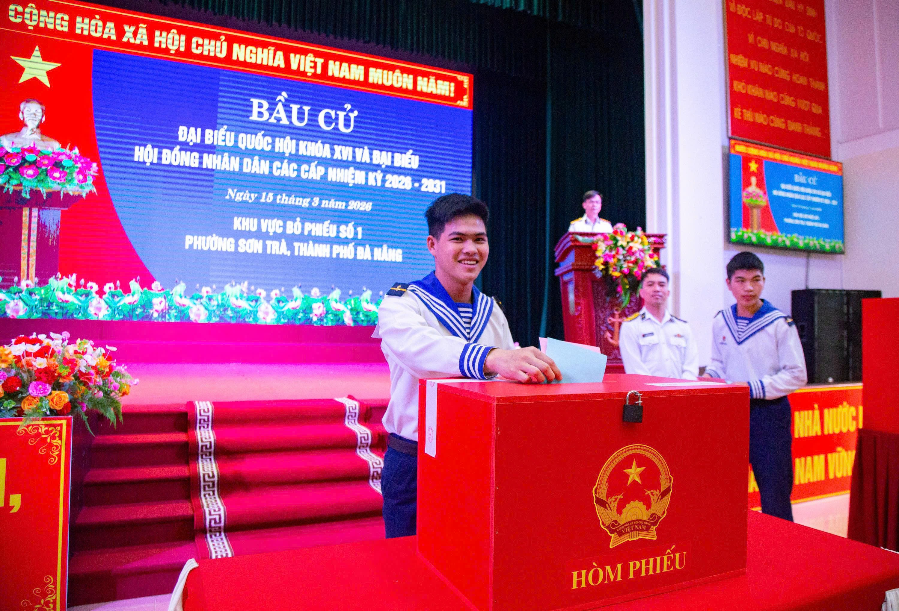 Cán bộ, chiến sĩ Vùng 3 Hải quân nô nức tham gia ngày hội non sông