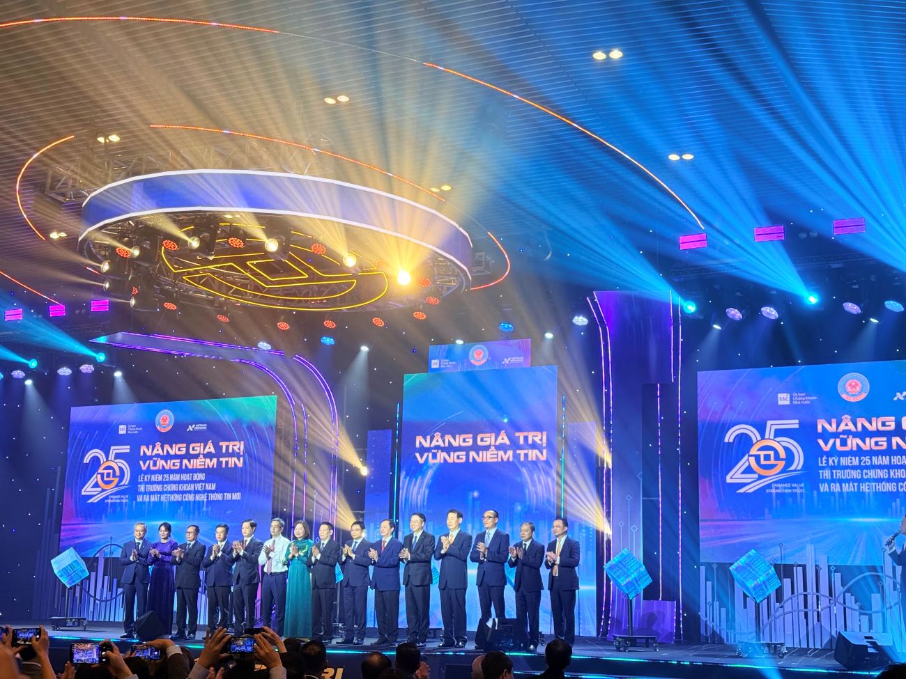 Hành trình 25 năm chứng khoán Việt: Từ 70 triệu đồng đến 25.000 tỉ đồng